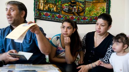 Leonarda Dibrani (2e &agrave; D) avec sa famille, le 23 mai 2014, &agrave; Mitrovica (Kosovo).&nbsp; (ARMEND NIMANI / AFP)