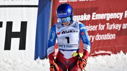 Tête basse dans l'aire d'arrivée, Tessa Worley très déçue après sa chute lors de la deuxième manche du slalom géant des championnats du monde de Courchevel-Méribel, le 16 février 2023. (JEFF PACHOUD / AFP)