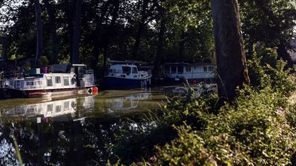 Des bateaux et des barges amarrés sur le canal du Midi à Mas-Saintes-Puelles (Aude), le 28 mai 2020 (photo d'illustration). (REMY GABALDA / AFP)