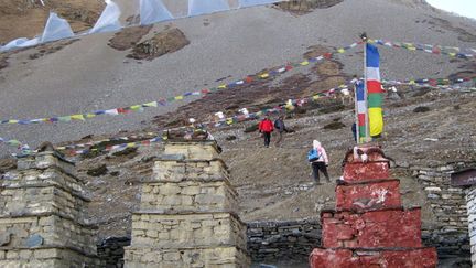 &nbsp; (Les recherches se poursuivent au Népal pour tenter de retrouver une centaine de randonneurs piégés par le typhon Hudhud © Maxppp)