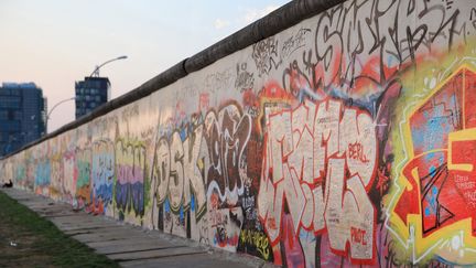 Une portion du Mur de Berlin couverte de graffiti
 (Manuel Cohen / MCOHEN)