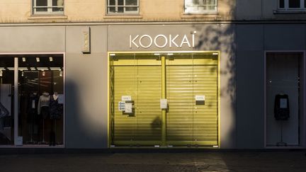 Un magasin de la marque de prêt-à-porter Kookaï à Paris, photographié le 26 novembre 2020. (MAGALI COHEN / HANS LUCAS / AFP)