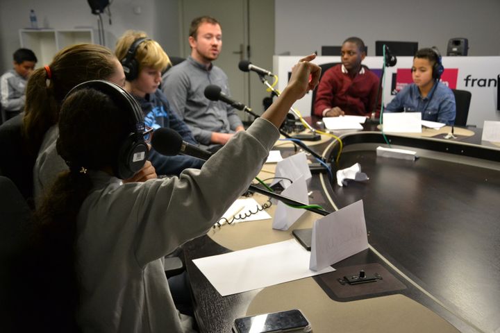 Des élèves d'un collège parisien ont posé leurs questions au micro de franceinfo junior pendant une quinzaine de minutes. (ESTELLE FAURE / FRANCEINFO - RADIO FRANCE)