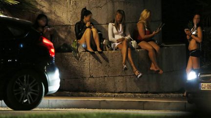 Des prostitu&eacute;es attendent des clients, &agrave; Nice (Alpes-Maritimes), le 5 septembre 2015. (VALERY HACHE / AFP)