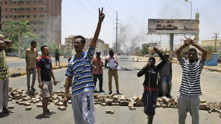 Des manifestants soudanais chantent des slogans le 3 juin à Khartoum, au Soudan. (EBRAHIM HAMID / AFP)