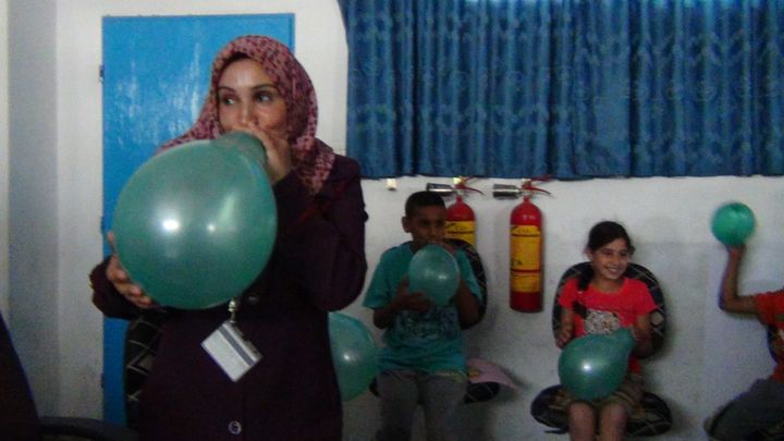 &nbsp; (L'un des exercices pour se familiariser avec la peur : faire gonfler par des enfants des ballons de baudruches, jusqu'à ce qu'ils explosent ©  RF- Mathilde Lemaire)