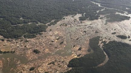 Le niveau du fleuve Maroni est extrêmement bas. Une sécheresse qui frappe de plein fouet le territoire avec de grosses inquiétudes pour les communes de l'intérieur. (JONATHAN ABIENSO / GUYANE LA 1ERE)