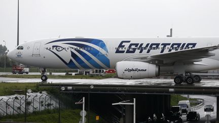 Un avion d'EgyptAir à l'aéroport de Roissy-Charles de Gaulle (Val-d'Oise), le 19 mai 2016. (THOMAS SAMSON / AFP)