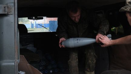 Des opérateurs ukrainiens déchargent de nouveaux mortiers (120 mm) sur leur position de tir, (Photo d'illustration, le 23 janvier 2020). (SERGEY SHESTAK / LE PICTORIUM / MAXPPP)