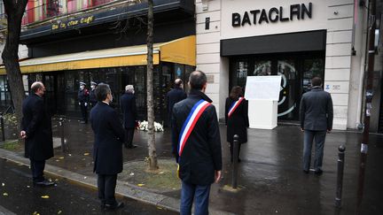 Les commémorations des attentats du 13-Novembre devant la salle de spectacle du Bataclan, en 2020. (CHRISTOPHE ARCHAMBAULT / AFP)