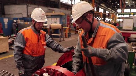 Certaines entreprises ont du mal à recruter. À Dunkerque (Nord), l'usine Arcelor Mittal propose 500 euros à ses employés s'ils parrainent un bon candidat.&nbsp; (franceinfo)