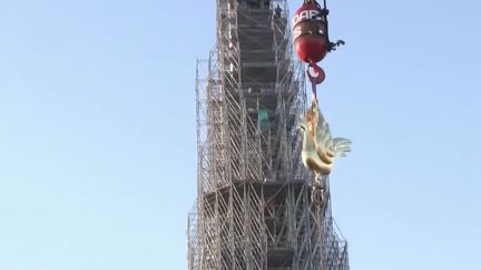 Moins d’un an avant la réouverture de Notre-Dame de Paris, le coq est de retour sur la flèche de la cathédrale. Il était tombé lors de l’incendie qui avait ravagé Notre Dame en 2019. (France 2)