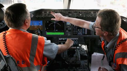 A l'int&eacute;rieur du cockpit d'un Boeing 787, le 20 mai 2013 &agrave; Chigaco (Illinois) aux Etats-Unis. (SCOTT OLSON / GETTY IMAGES NORTH AMERICA / AFP )