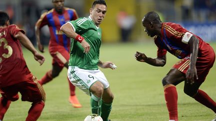 Mevlut Erding (ASSE) pris en tenaille par les joueurs de Karabükspor (BULENT KILIC / AFP)