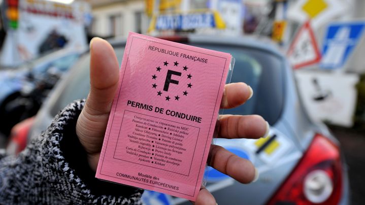 La version papier du permis de conduire fran&ccedil;ais est progressivement appel&eacute;e &agrave; dispara&icirc;tre. (MYCHELE DANIAU / AFP)