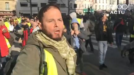 Benjamin W., filmé en train de proférer des insultes à l'encontre d'Alain Finkielkraut, le 16 février 2019 dans le cadre d'un rassemblement des "gilets jaunes" organisé à Paris. (YAHOO ACTU / FRANCEINFO)