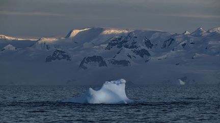 Un iceberg&nbsp;dans le détroit de Gerlache, près de l'Antarctique, le 6 février 2022. (SEBNEM COSKUN / ANADOLU AGENCY)