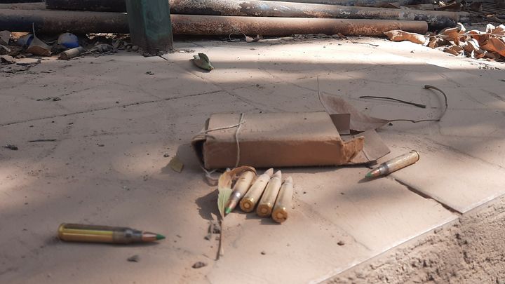 Des boites de munitions abandonnées lors du massacre perpétré par le Hamas dans le kibboutz israélien de Be'eri, le 7 octobre 2023. (FARIDA NOUAR / RADIO FRANCE)