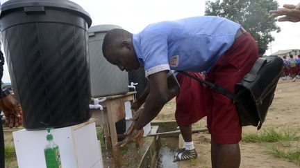 Un &eacute;tudiant se lave les mains pour pr&eacute;venir la propagation du virus Ebola &agrave; Lagos (Nigeria), le 8 octobre 2014. (PIUS UTOMI EKPEI / AFP)