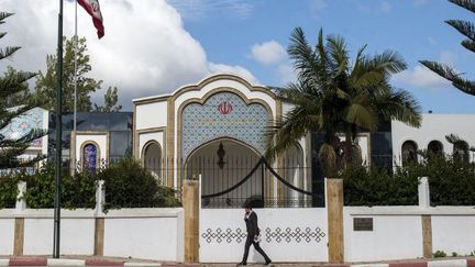 Devant le mur d'enceinte de l'ambassade d'Iran au Maroc, le 2 mai 2018, au lendemain de l'annonce de l'expulsion du chargé d'affaires iranien par Rabat en raison de liens présumés entre le Hezbollah et le Front Polisario. (FADEL SENNA/AFP)