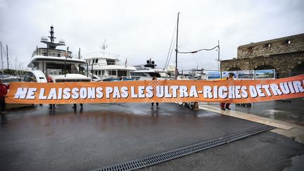 Des militants d'Attac bloquent l'accès au&nbsp;quai des yachts, au port d'Antibes (Alpes-Maritimes), le 24 septembre 2022.&nbsp; (VALERY HACHE / AFP)