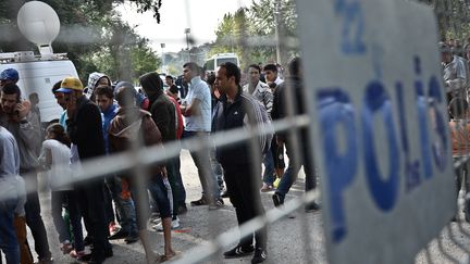 Des migrants attendent de pouvoir franchir la fronti&egrave;re entre la Turquie, la Gr&egrave;ce et le Bulgarie &agrave; Edirne (Turquie), le 22 septembre 2015. (HRISTO RUSEV / NURPHOTO / AFP)