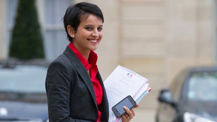 La porte-parole du gouvernement, Najat Vallaud-Belkacem, sort du Conseil des ministres, le 28 novembre 2012. (BERTRAND LANGLOIS / AFP)