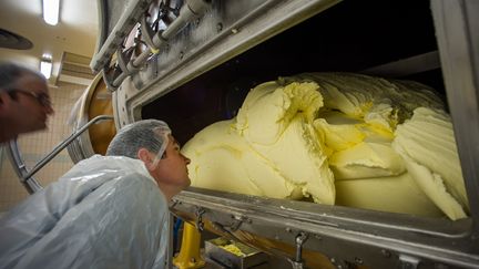 Une usine de beurre dans les Deux-Sèvres. (GUILLAUME SOUVANT / AFP)