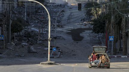 Des habitants de la ville de Gaza évacuent en voiture, le 18 octobre 2023. (MOHAMMED SABER / MAXPPP)