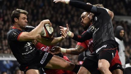 Vincent Clerc (Toulouse) et Ma'a Nonu (Toulon) s'arrachent le ballon (PASCAL PAVANI / AFP)