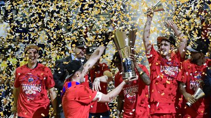 Le CSKA Moscou fête son titre de 2016. (JOHN MACDOUGALL / AFP)