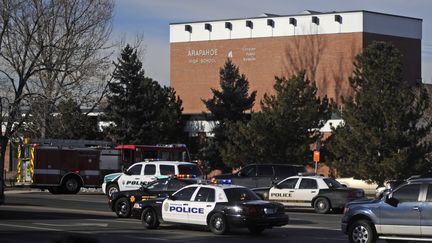 Intervention des forces de l'ordre apr&egrave;s la fusillade dans un lyc&eacute;e de la banlieue de Denver (Colorado, ouest des Etats-Unis), le 13 d&eacute;cembre 2013.&nbsp; (EVAN SEMON / REUTERS)