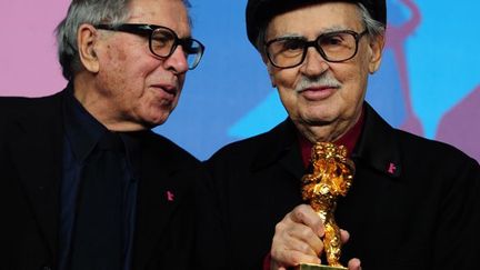 Paolo et Vittorio Taviani avec leur ours d&#039;or 2012
 (J.Eisele. AFP)