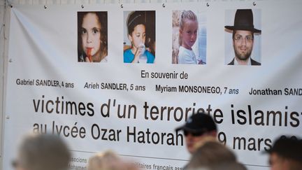 Une pancarte rend hommage aux quatre victimes du terroriste Mohamed Merah, assassinées le 19 mars 2012 alors qu'elles&nbsp;se rendaient à l'école juive Ozar Hatorah, à Toulouse (Haute-Garonne). (LANCELOT FREDERIC / SIPA)