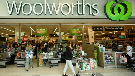 Des personnes font leurs courses dans un supermarché Woolworths à Sydney (Australie), le 17 mars 2020. (PETER PARKS / AFP)