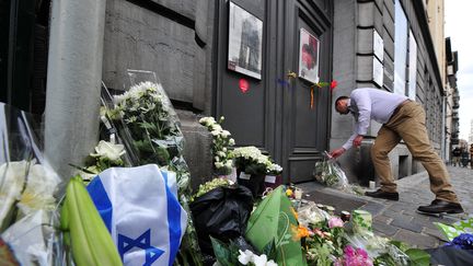 Des fleurs déposées devant le musée juif de Bruxelles (Belgique) après une fusillade, le 25 mai 2014. (GEORGES GOBET / AFP)