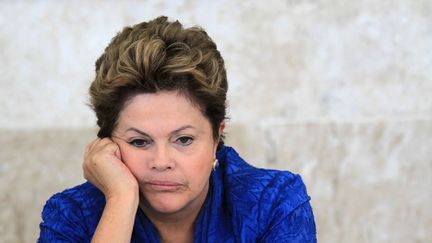 La pr&eacute;sidente br&eacute;silienne, Dilma Rousseff patiente avant une r&eacute;union sur le changement climatique &agrave; Brasilia (Br&eacute;sil), le 5 juin 2013. (UESLEI MARCELINO / REUTERS)