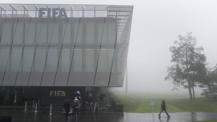 Le siège de la Fifa dans le brouillard (FABRICE COFFRINI / AFP)