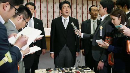 Le Premier ministre japonais, Shinzo Abe, donne une conf&eacute;rence de presse le 26 d&eacute;cembre 2013, apr&egrave;s avoir visit&eacute; le sanctuaire controvers&eacute; de&nbsp;Yasukuni,&nbsp;&agrave; Tokyo (Japon). (KYODO / REUTERS)