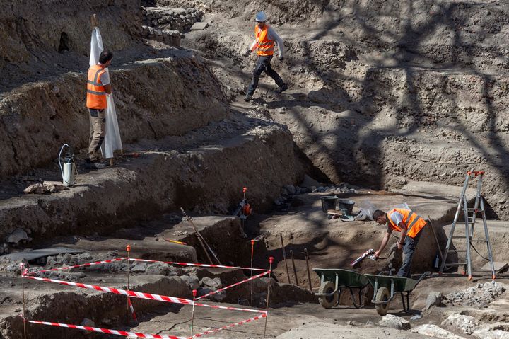 Une partie du chantier&nbsp;qui a dévoilé la ville antique de Clermont-Ferrand (31 mars 2021) (THIERRY ZOCCOLAN / AFP)