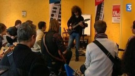 Master class avec le guitar hero Patrick Rondat
 (Culturebox)