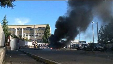 Une cinquantaine de lycéens bloquent l'accès au lycée Montesorro de Bastia (Haute-Corse),&nbsp;le19 septembre 2016. (FRANCE 3 CORSE)