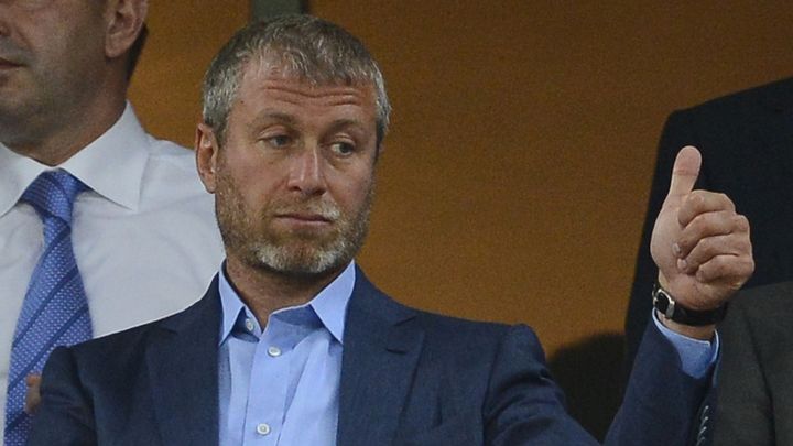 Le patron du club de foot de Chelsea Roman Abramovitch, lors d'un match Angleterre-Ukraine &agrave; Donetsk, le 19 juin 2012 &agrave; Donetsk (Ukraine). (NIGEL RODIS / REUTERS)