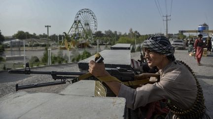 L'armée afghane et des milices combattent l'avancée des talibans dans le district d'Enjil, en Afghanistan, le 30 juillet 2021. (HOSHANG HASHIMI / AFP)