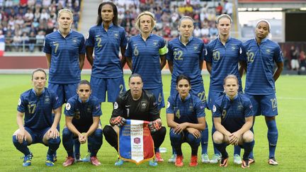 L'&eacute;quipe de France de football avant son match contre l'Angleterre, le 18 juillet 2013 &agrave; Linkoping (Su&egrave;de). (JONATHAN NACKSTRAND / AFP)