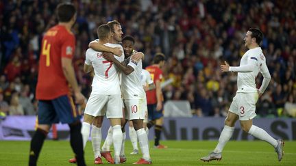 Raheem Sterling, double buteur, félicité par ses coéquipiers (JORGE GUERRERO / AFP)