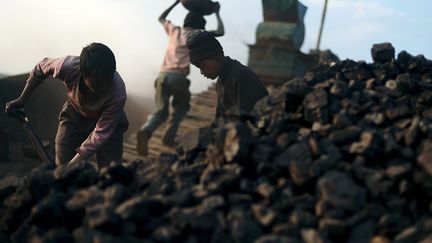 Selon des associations, 70.000 enfants travaillent dans les mines du Meghalaya et des  milliers d'autres dans les gisements de charbon. (AFP PHOTO/ Roberto Schmidt)