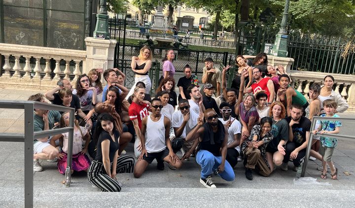 Le danseur de vogue Vinii Revlon et les participants d'un atelier de vogue gratuit et ouvert à tous, le samedi 22 juillet à la Gaîté Lyrique (FRANCEINFO Yemcel Sadou)