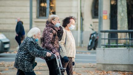 Des personnes agées dans les rues de Perpignan, en novembre 2020.&nbsp; (ST?PHANE FERRER YULIANTI / HANS LUCAS)