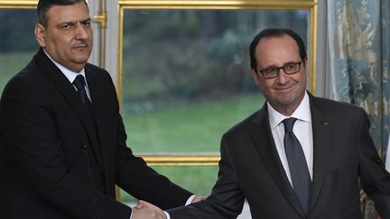 François Hollande (à droite), président de la République, en compagnie de Riyad Hijab, représentant de l'opposition syrienne, à Paris, le 12 décembre 2016. (BERTRAND GUAY / AFP)